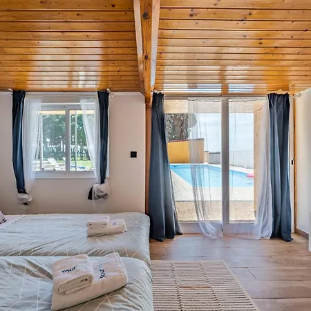 Wake Up With The Sea Breeze- House With Pool Ap2 아파트 *